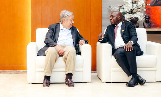 联合国秘书长安东尼奥·古特雷斯（左）在非洲联盟峰会期间与安哥拉领导人会晤。